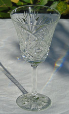 Bohème? Val Saint Lambert? Verre à vin rouge en cristal taillé Haut. 15,3 cm