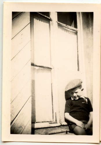 Child cap sitting - , edge