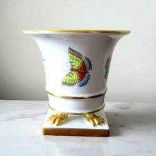Herend Hungary. Vase en porcelaine à décor de fleurs et papillons