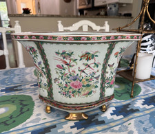 CHINESE ROSE MEDAILLION LARGE PORCELAIN FOUR LOBED CACHEPOT JARDINIER