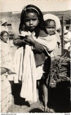 Old postcard AK Comment on porte baby, children Merina MADAGASCAR (819031)