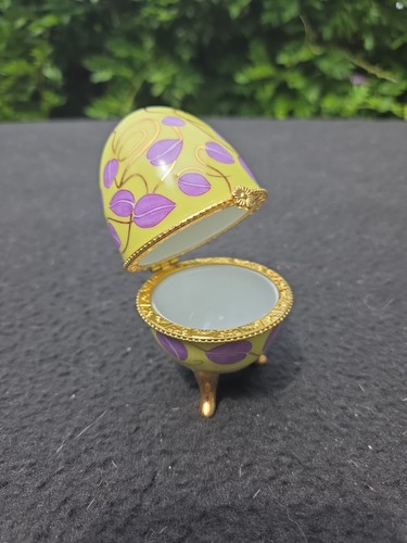 Oeuf en porcelaine pilulier