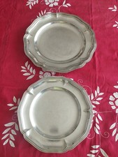 2  JOLIS PLATS   RONDS EN  MÉTAL ARGENTÉ A DÉCOR FILETS STYLE LOUIS XV 