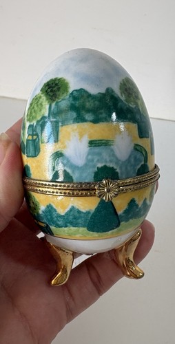 Oeuf porcelaine sur - sur, pieds