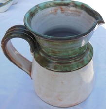 Pichet -broc ou cruche signé