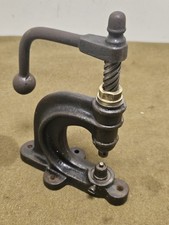 Ancienne presse œillet DAUDE