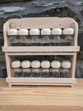 Etagère à épices garnie de