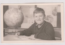 old photo ?️ student reading world map 1950s school