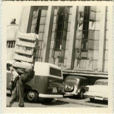 PHOTO ANCIENNE - VINTAGE SNAPSHOT - PORTEUR PORTER TRAVAIL VOITURE COMBI DRÔLE