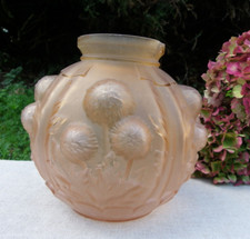 VASE BOULE ART DÉCO EN VERRE MOULÉ ROSE SIGNÉ P. DE CAGNY