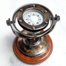 Ancienne boussole à cardan