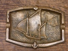 cendrier ancien en bronze décor bateaux à voiles pêcheurs vintage collection