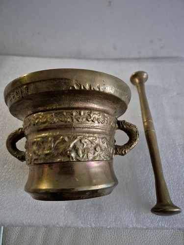 Mortier sculpté avec pilon - pilon, en