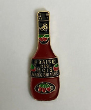 68 - Pin's BOTTLE OF MARIE BRIZARD STRAWBERRY WOODS