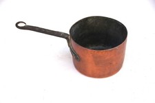 Petite casserole ancienne en