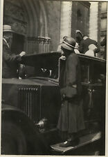 OLD PHOTO - VINTAGE SNAPSHOT - CAR WALKING FOOT FASHION - CAR