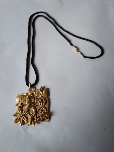 Ancien pendentif sur cordon - sur,