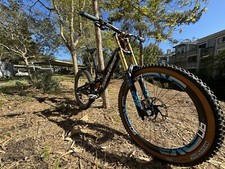 2023 Santa Cruz V10CC Medium MX - Custom Built Full Carbon Bike Top of the Line