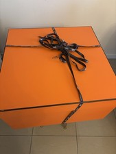 Boîte Hermès géante –