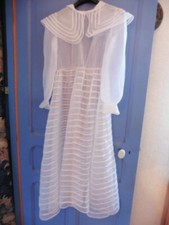 OLD YOUNG WOMAN WHITE ORGANZA LONG SLEEVE DRESS 1900