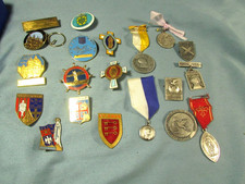 19 insignes, médailles