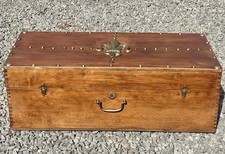 Coffre ancien bois clouté