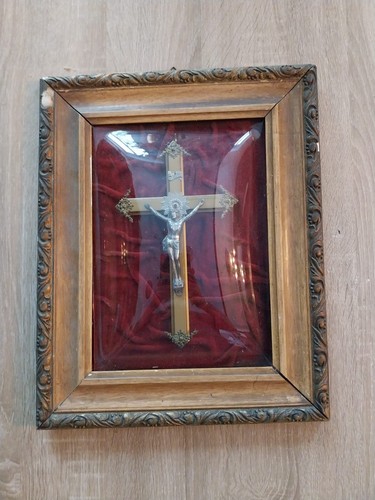 Crucifix encadré sous verre