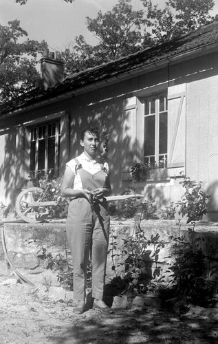 Femme salopette jardinage