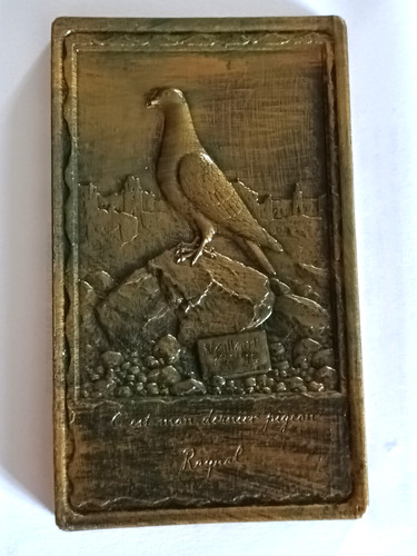 Bas relief pigeon le - bas,