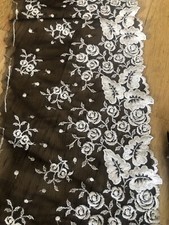 Ruban de tulle brodé noir et