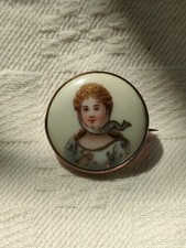 Bijou ancien : broche , émail , portrait de femme.