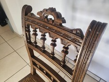 Suite de 6 chaises cannées vintage en bois massif sculpté comprenant chacune:   
