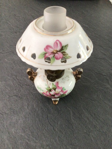 Petite lampe petrole - a, (