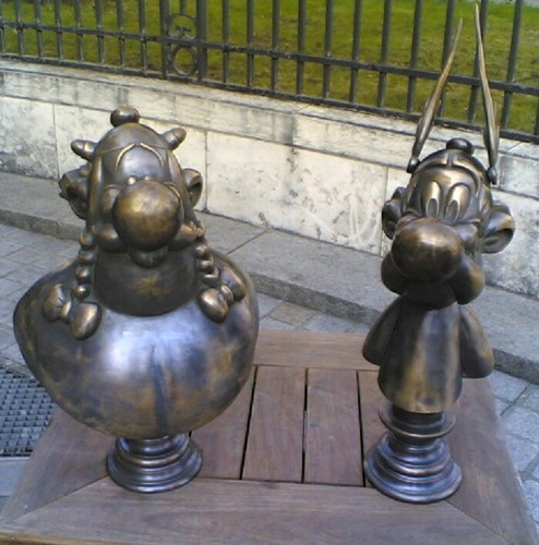 Astérix emett bustes en - :,