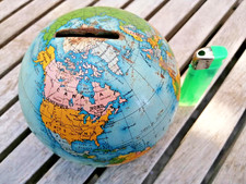 ancienne tirelire mappemonde