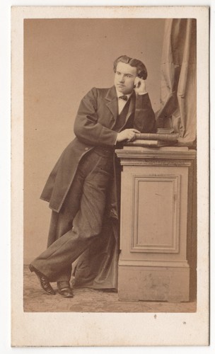Jeune homme pensif - accoudé, à