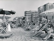PESARO c. 1960 - Les Sunbeds, Les Parasols, La Plage Italia - Div 6364