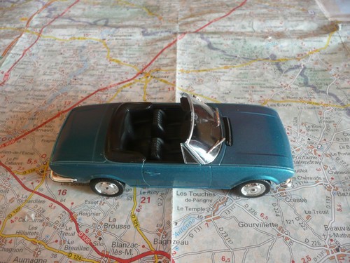 Peugeot 504 cabriolet bleu - 504,