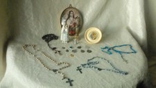 LOT OF RELIGIOUS OBJECTS FRAME MEDAL ROSARY VIRGIN STATUETTE *