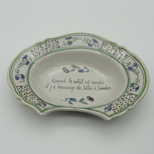 Plat barbe faïence - à,
