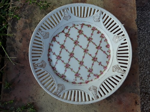 Assiette ajouree signee et - signee, h