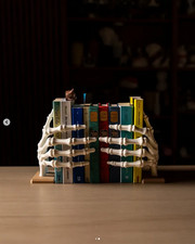 Main Squelette Porte-livre