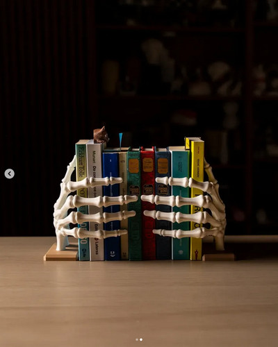 Main squelette porte - squelette, porte-livre