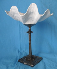 Cabinet de curiosité ,coquillage bénitier, pied colonne métal gris , vide poche