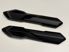 Cache cadre latéral droit et