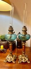une paire de lampes à pétrole verre bleu