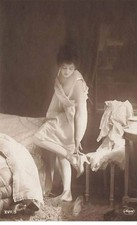 Nu - Jeune femme en sous-vêtement enlevant ses chaussures