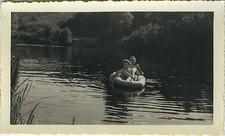 ANTIQUE PHOTO - VINTAGE SNAPSHOT - PNEUMATIC RIVER BOAT COUPLE-BOAT RIVER