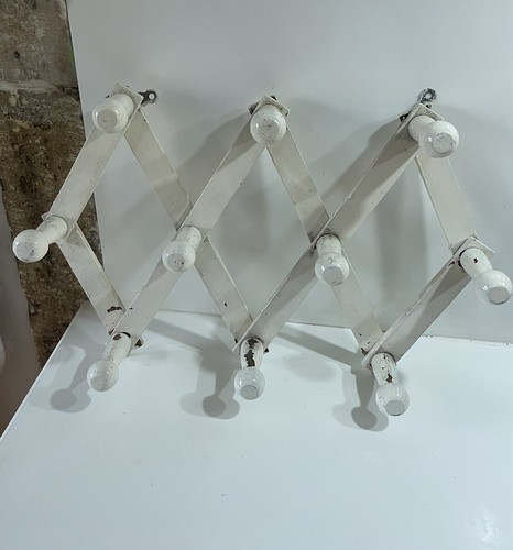 Porte manteau mural pliable