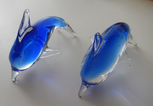 Deux dauphins verre presse - en,